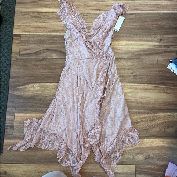 Kimchi Blue Dresses & Skirts - Kimchi Blue Lace Midi Dress in Blush Pink